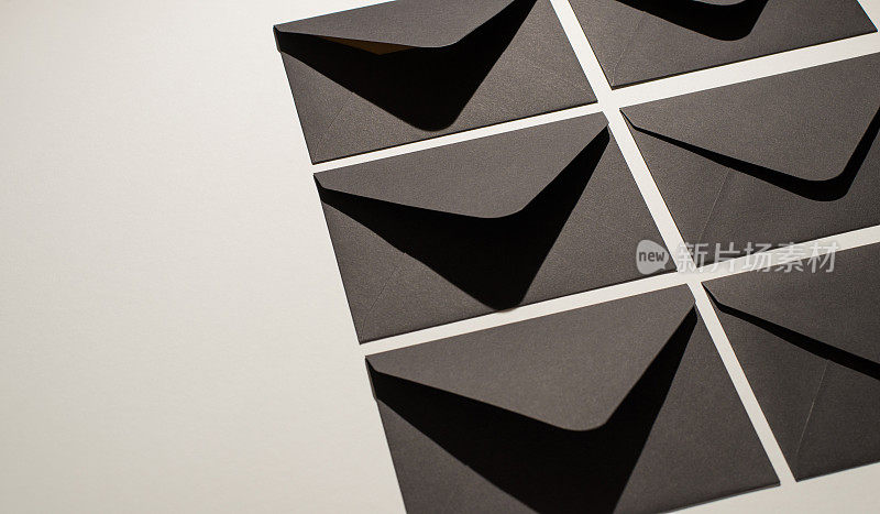 Top view照片的两排时尚的黑色信封在孤立的白色背景与空的空间